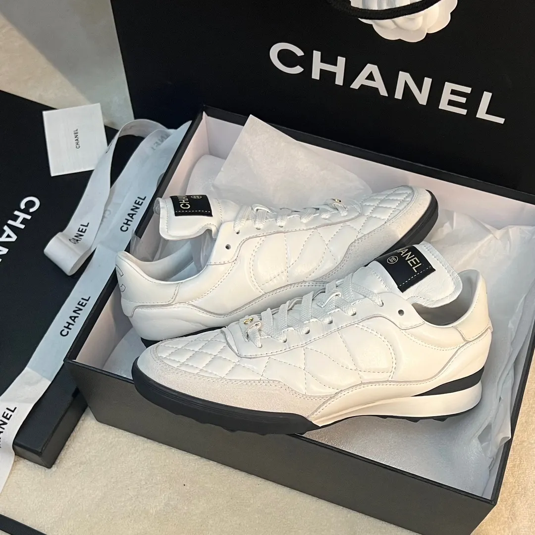 👟👟Ex-factory price 520👟👟 CHANEL 23s new spring and summer sneakers are now available❤️ Original purchased for development and production. Xiaoxiang’s casual sneakers this season have hit the Xiaohongshu INS. Various social platforms exploded like crazy! Classic design. The upper is electro-embroidered with various techniques. The outsole is fashionable and sporty. Extraordinary inclusion of a variety of panda shoe color elements. Lightweight and versatile❗️Not tired when you run wild❗️ Exquisitely packaged at the delivery counter🛍📦 ▪️Inner lining: original imported lambskin + rhombus craft ▪️Sole: original molded T👟👟Factory price U combination outsole ▪️Heel height: 2CM ▪️Size: Women's size 35-40